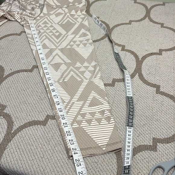 Aerie chill play move geometric Patterned 7/8 Leggings - Picture 9 of 13